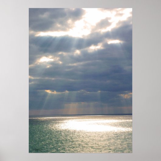 Rays uit de hemel over de oceaan poster (Voorkant)