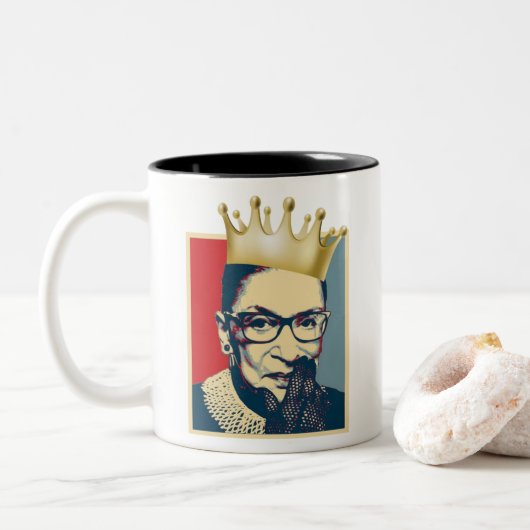 RBG (Ruth Bader Ginsburg) Tweekleurige Koffiemok (Met donut)