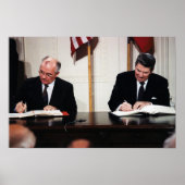 Reagan en Gorbachev bij ondertekening Poster (Voorkant)
