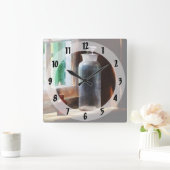 Reagens flesje en kleine bruine flesje vierkante klok (Huis)