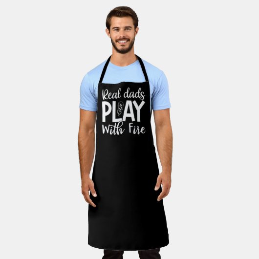 Real Dads Play met Fire BBQ Large Black Apron Schort (Gedragen)