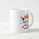 Real Mannen Play met Fire Fun BBQ Quote Mok (Voorkant rechts)