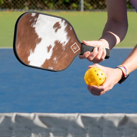 Realistisch bruin en wit koeienhuid textuur monogr pickleball paddle (Insitu)