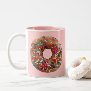 Realistisch donut met kleurrijke sproeten roze tweekleurige koffiemok