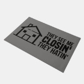 Realtor ze zien me vastgoed sluiten deurmat (Schuin)