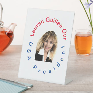 #REALUSAPRESIDENTLAURAHGUILLEN RECLAMEBORD MET VOETSTUK
