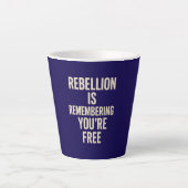 Rebellie herinnert je dat je vrij bent latte mok (Voorkant)