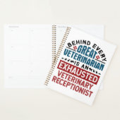 Réceptionniste vétérinaire épuisé (Devant avec enveloppe)