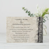 Recevoir la vieille invitation accrochée de (Debout devant)