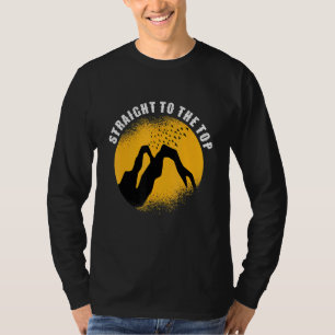 Recht tot de bovenkant van de bergen die de wandel t-shirt