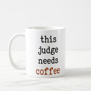 rechter heeft koffie Mok nodig