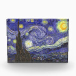 Récompense Nuit étoilée par Vincent van Gogh<br><div class="desc">Starry Night by Vincent van Gogh est un post impressionnisme d'art vintage paysage de paysages avec vue sur Saint Rémy, France depuis l'asile de van Gogh. Le ciel nocturne tourbillonne de nuages avec une lune brillante et des étoiles brillantes au-dessus du village pittoresque. Starry Night est probablement le tableau le...</div>