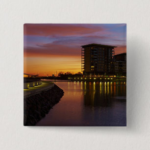 Recreatie lagune en appartementen bij zonsondergan vierkante button 5,1 cm