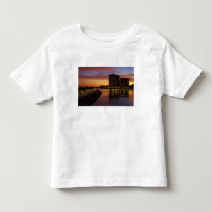 Recreatielagune en appartementen bij zonsondergang kinder shirts