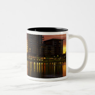 Recreatielagune en appartementen bij zonsondergang tweekleurige koffiemok