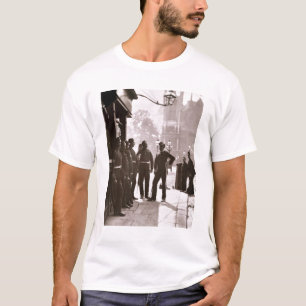 Recruiting Sergeants in Westminster, 1876-77 (hout T-shirt