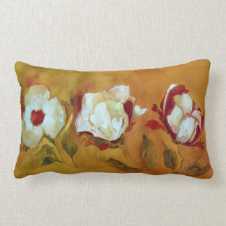 Rectangle coussin lombaire avec les fleurs blanches sur le