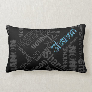 Rectangle Noir, Bleu Glace, Collage de noms sur coussin gris