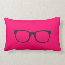 Verres nerd noirs et coussin blanc de Chevron