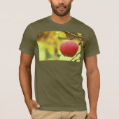 "Red Apple on Tree" Kute foto. Bestel nu T-shirt (Voorkant)