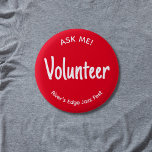 Red Ask Me Volunteer Badge<br><div class="desc">Ce bouton d'insigne volontaire en rouge gras "Demandez-moi !" a un texte blanc décontracté qui peut être customisé à un autre titre ou nom de poste. Vous pouvez également customiser le nom ou le nom de l'événement de l'organisation. Utilisation pour des événements spéciaux, des festivals, des réceptions scolaires ou pour...</div>
