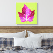 Red Autumn Maple Leaf on Green Background Canvas Afdruk (Insitu (Slaapkamer))