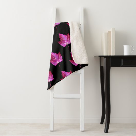 Red Autumn Maple Leaf Pattern on Black Background Sherpa Deken (In situ)