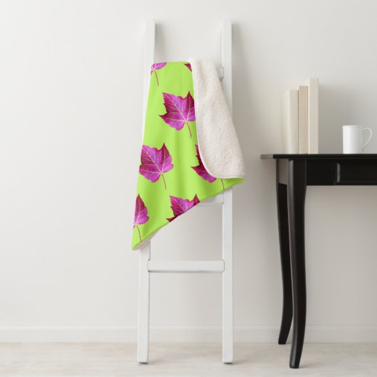 Red Autumn Maple Leaf Pattern on Green Background Sherpa Deken (In situ)