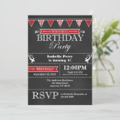 Red Black Chalkboard Invitation d'anniversaire (Debout devant)