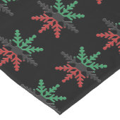 Red Black Green Snowflakes Pattern Kwanzaa Lange Tafelloper (Hoek)