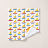 Red Blue and Yellow Toy Sailboat Monogram Bad Handdoek (Wasdoekje)
