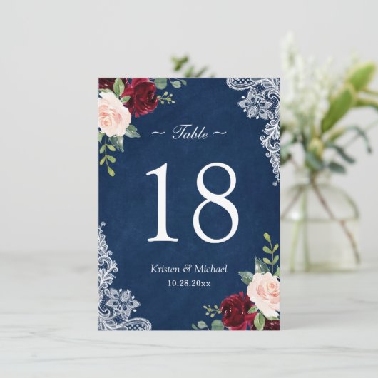 Red Blush Floral Navy Blue Wedding Table Number (Staand voorkant)