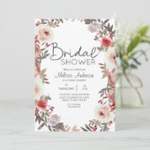 Red Blush Floral Rose nuptiale invitation (Debout devant)