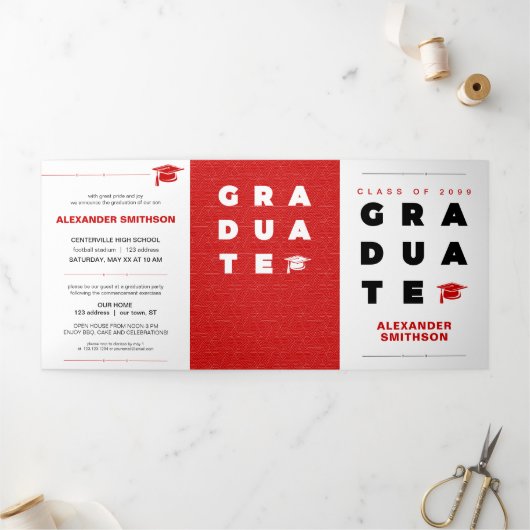 Red Bold AFSTUDEREN Letters en Pet Afstuderen Drieluik Aankondiging (Buitenkant)