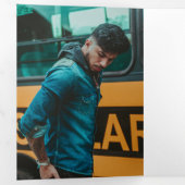 Red Bold AFSTUDEREN Letters en Pet Afstuderen Drieluik Aankondiging (Binnenzijde eerst)