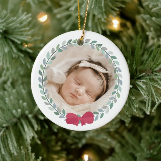 Red Bow-Adorned Krans Baby's Eerste Kerstmis Keramisch Ornament (Boom)