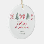 Red Bow & Evergreen Trees Couple Keepsake Keramisch Ornament (Rechts)