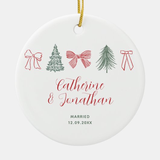 Red Bow & Evergreen Trees Couple Keepsake Keramisch Ornament (Voorkant)