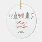 Red Bow & Evergreen Trees Couple Keepsake Keramisch Ornament (Links)