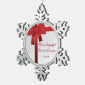 Red Bows Winter Verloving Tin Sneeuwvlok Ornament (Rechts)