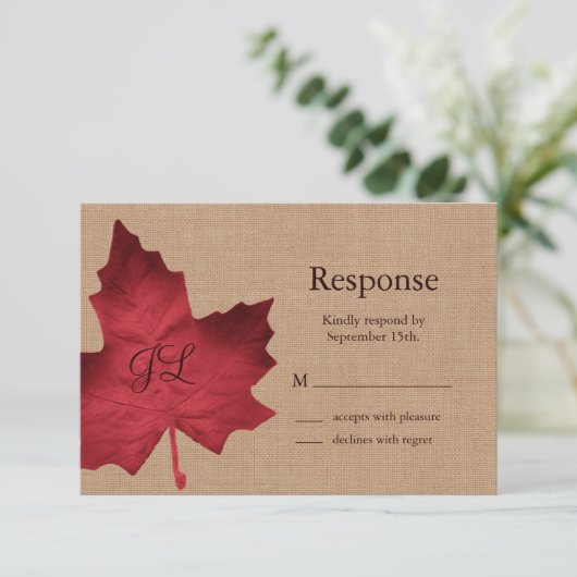 Red Burlap Monogramme RSVP (Debout devant)