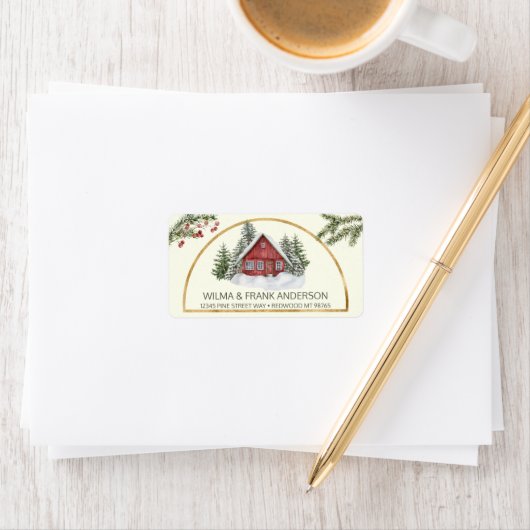 Red Cabin Snow met Evergreens Etiket (Insitu)