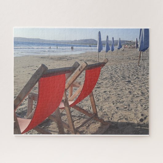 Red Chairs on Sandy Beach Legpuzzel (Horizontaal)