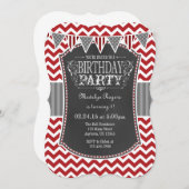Red Chalkboard Chevron Invitation d'anniversaire (Devant / Derrière)