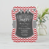 Red Chalkboard Chevron Invitation d'anniversaire (Debout devant)