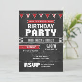 Red Chevron Chalkboard Invitation d'anniversaire (Debout devant)