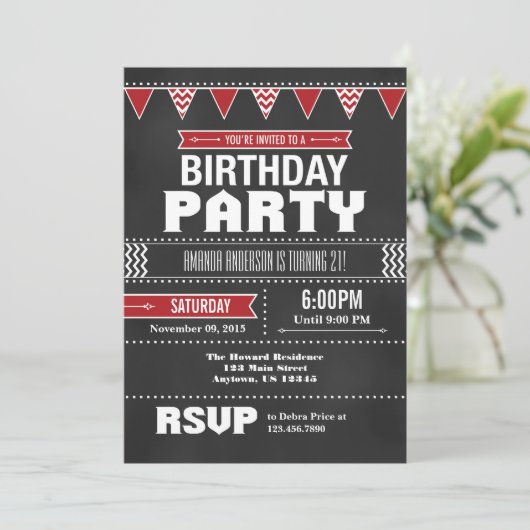 Red Chevron Chalkboard Invitation d'anniversaire (Debout devant)