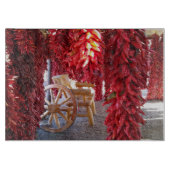 Red Chile Pepper Ristra sur une planche à découper (Devant)