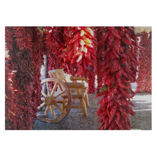 Red Chile Pepper Ristra sur une planche à découper (Devant)