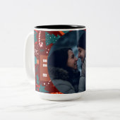 Red Christmas Mug with Custom Photo Festive  Tweekleurige Koffiemok (Voorkant links)
